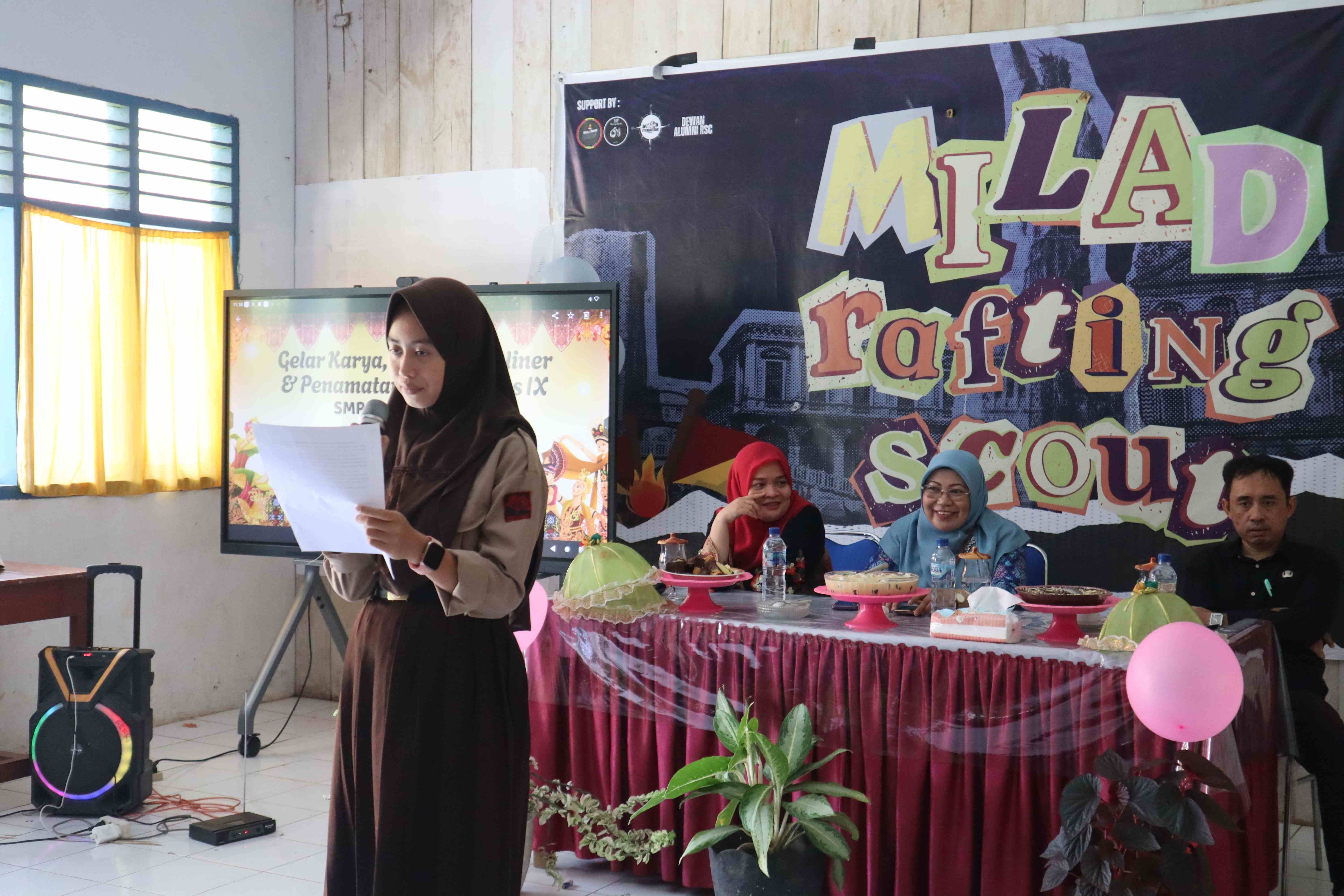 Perwakilan Siswa Sampaikan Ucapan Terima Kasih kepada Guru pada Acara Penamatan SMPN 1 Manuju