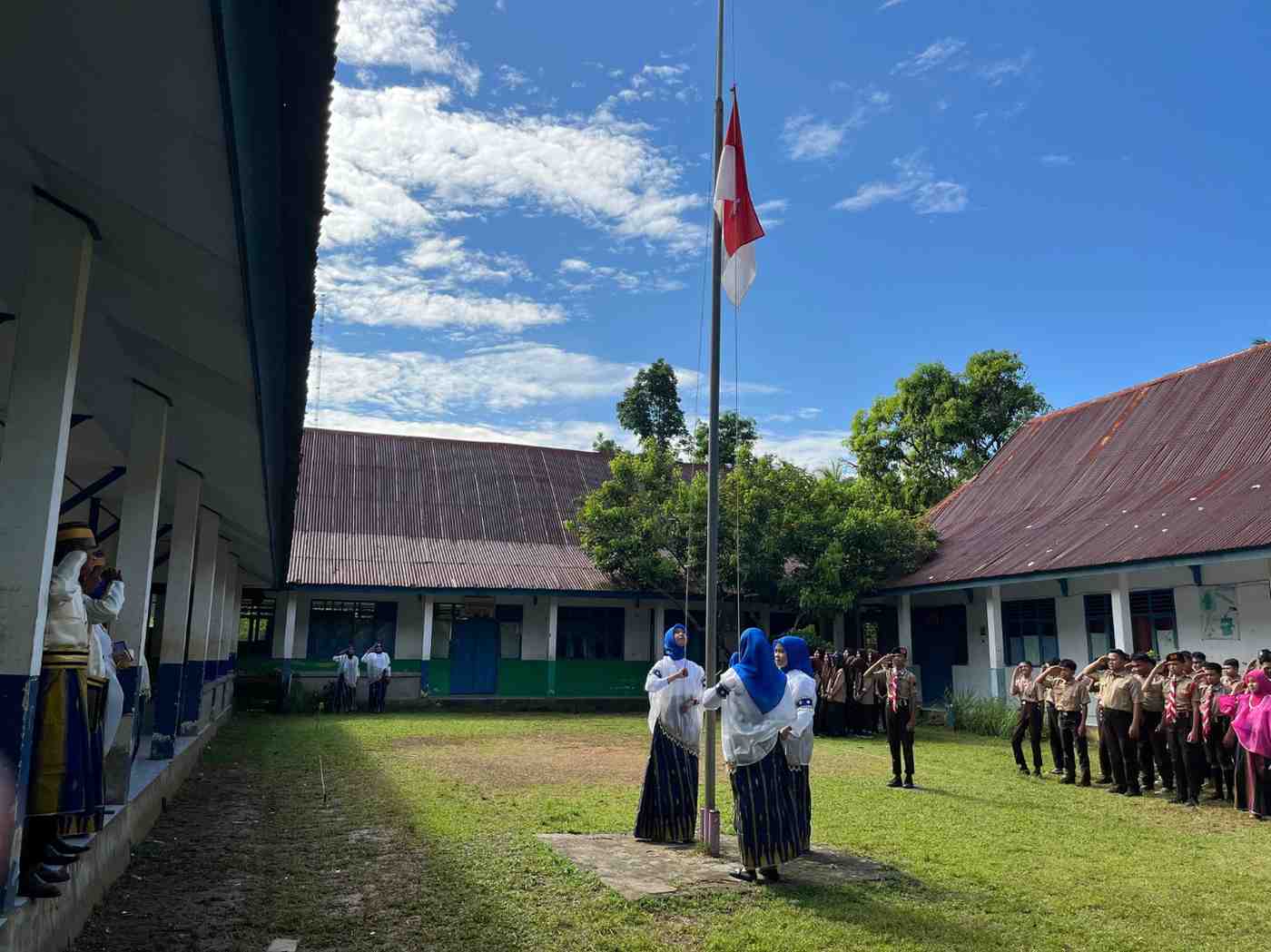 Warna-Warni Nusantara di Hardiknas SMPN 1 Manuju: Bersatu Wujudkan Mimpi Anak Bangsa