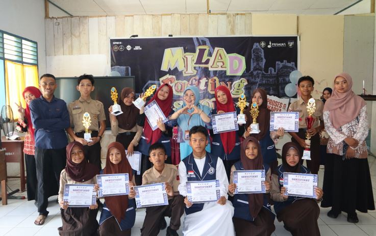Prestasi Membanggakan, Tim Rafting Scout Serahkan Piala kepada Kepala SMPN 1 Manuju